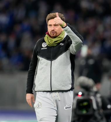 Vincent Wagner SV Elversberg, Head Coach gestures GER, Hertha BSC vs SV Elversberg, Football, DFB Pokal, 2nd Round, Season 2025 2026, 28 10 2025 DFL REGULATIONS PROHIBIT ANY USE OF PHOTOGRAPHS AS IMAGE SEQUENCES AND OR QUASI VIDEO GER, Hertha BSC vs SV Elversberg, Football, DFB Pokal, 2nd Round, Season 2025 2026, 28 10 2025 Berlin Copyright: xEibner-Pressefoto ScottxColemanx EP_SCN