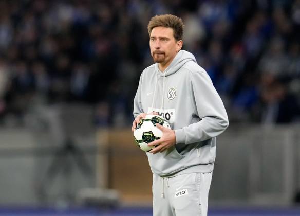 Vincent Wagner SV Elversberg, Head Coach GER, Hertha BSC vs SV Elversberg, Football, DFB Pokal, 2nd Round, Season 2025 2026, 28 10 2025 DFL REGULATIONS PROHIBIT ANY USE OF PHOTOGRAPHS AS IMAGE SEQUENCES AND OR QUASI VIDEO GER, Hertha BSC vs SV Elversberg, Football, DFB Pokal, 2nd Round, Season 2025 2026, 28 10 2025 Berlin Copyright: xEibner-Pressefoto ScottxColemanx EP_SCN