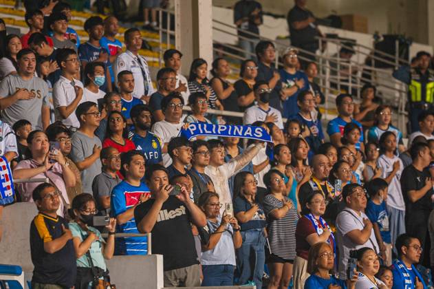 October 29, 2025, Quezon City, Quezon, Philippines: Filipino spectators sing the Philippine national anthem. Quezon City Philippines - ZUMAy102 20251029_zip_y102_019 Copyright: xKenosisxYapx