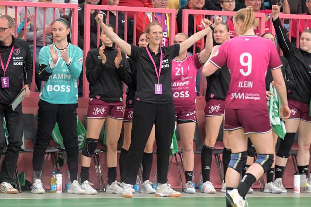 Miriam Hirsch TusSies Metzingen, Coach Jubelt TusSies Metzingen vs HSG Bensheim Auerbach, Handball, Alsco HBF, 5 League Matchday, Season 2025 2026, 29 10 2025 TusSies Metzingen vs HSG Bensheim Auerbach, Handball, Alsco HBF, 5 League Matchday, Season 2025 2026, 29 10 2025 Tuebingen Copyright: xEibner-Pressefoto TobiasxBaurx EP_TBR
