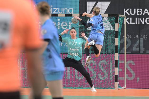 Sara Suba TusSies Metzingen, 77 in goal against Amelie Berger HSG Bensheim Auerbach, 03 TusSies Metzingen vs HSG Bensheim Auerbach, handball, Alsco HBF, 5 league matchday, 2025 2026 season, 29 10 2025 TusSies Metzingen vs HSG Bensheim Auerbach, handball, Alsco HBF, 5 league matchday, 2025 2026 season, 29 10 2025 Tuebingen Copyright: xEibner-Pressefoto TobiasxBaurx EP_TBR