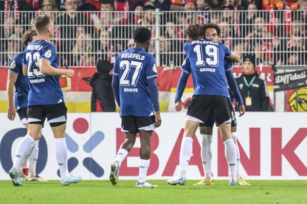 in the picture v l goal, hit, jubilation, goal celebration, joy, enthusiasm, celebrates, after 1 1 equalizer, GER, Berlin, 1 FC Union Berlin vs Arminia Bielefeld DFB Pokal , Bundesliga, football, DFB, season 2025 2026, Alte Foersterei, DFB DFL REGULATIONS PROHIBIT ANY USE OF PHOTOGRAPHS AS IMAGE SEQUENCES AND OR QUASI VIDEO, 29 10 25, Copyright: HMBxMedia UwexKoch