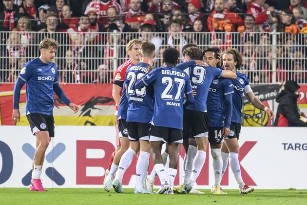 in the picture v l goal, hit, jubilation, goal celebration, joy, enthusiasm, celebrates, after 1 1 equalizer, GER, Berlin, 1 FC Union Berlin vs Arminia Bielefeld DFB Pokal , Bundesliga, football, DFB, season 2025 2026, Alte Foersterei, DFB DFL REGULATIONS PROHIBIT ANY USE OF PHOTOGRAPHS AS IMAGE SEQUENCES AND OR QUASI VIDEO, 29 10 25, Copyright: HMBxMedia UwexKoch