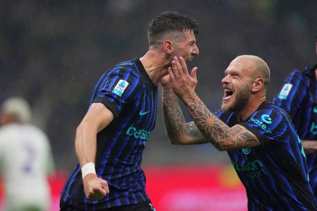Inter MilanÕs Petar Sucic celebrates after scoring 2-0 during the Serie A soccer match between Inter and Fiorentina at the San Siro Stadium in Milan , north Italy - Wednesday , October 29 , 2025. - Soccer . Copyright: xSpada LaPressex