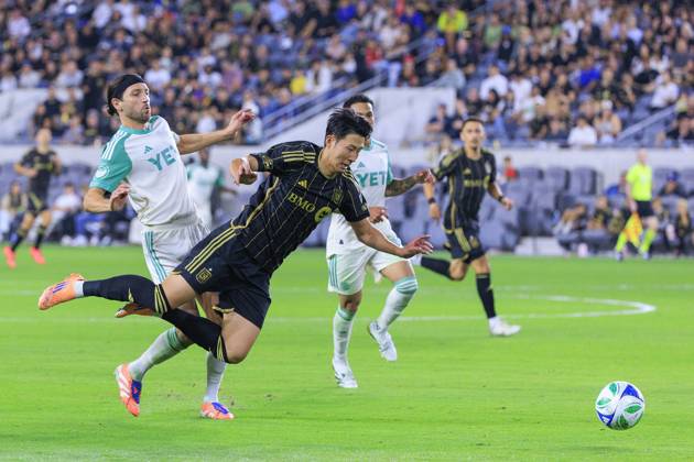 October 29, 2025, Los Angeles, California, USA: Son Heung-min 7 of the Los Angeles Football Club goes down after being fouled by Ilie Sanchez 6 of the Austin FC during Game1 of the Audi 2025 MLS, Fussball Herren, USA Cup Playoffs on Wednesday October 29, 2025 at the BMO Stadium in Los Angeles, California. LAFC defeats Austin FC, 2-1. JAVIER ROJAS PI Los Angeles USA - ZUMAp124 20251029_zaa_p124_044 Copyright: xJavierxRojasx