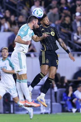October 29, 2025, Los Angeles, California, USA: Brendan Hines-Ike 4 of the Austin FC and Denis Bouanga 99 of the Los Angeles Football Club head the ball during Game1 of the Audi 2025 MLS, Fussball Herren, USA Cup Playoffs game on Wednesday October 29, 2025 at the BMO Stadium in Los Angeles, California. LAFC defeats Austin FC, 2-1. ARIANA RUIZ PI Los Angeles USA - ZUMAp124 20251029_zaa_p124_055 Copyright: xArianaxRuizx