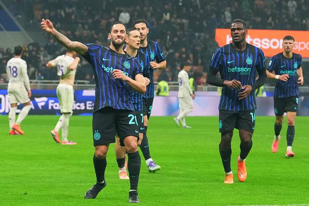 Inter Milan s Hakan Calhanoglu celebrates after scoring 3-0 during the Serie A soccer match between Inter and Fiorentina at the San Siro Stadium in Milan , north Italy - Wednesday , October 29 , 2025. - Soccer .  Copyright: xSpada LaPressex