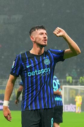 Inter MilanÕs Petar Sucic celebrates after scoring 2-0 during the Serie A soccer match between Inter and Fiorentina at the San Siro Stadium in Milan , north Italy - Wednesday , October 29 , 2025. - Soccer . Copyright: xSpada LaPressex