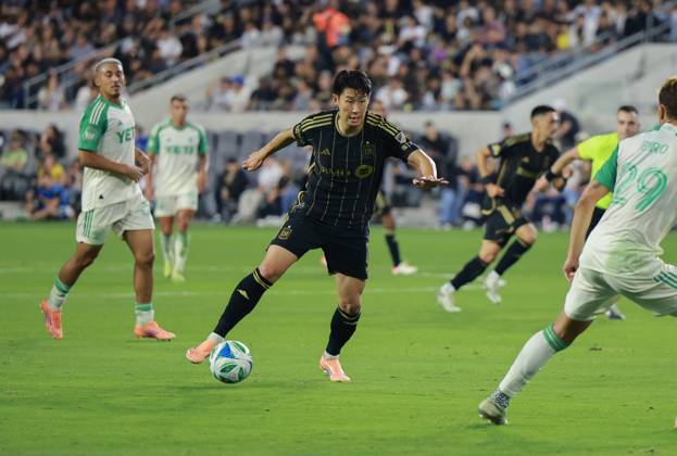 October 29, 2025, Los Angeles, California, USA: SON HEUNG-MIN of LAFC navigates the defense of Austin FC. LAFC hosted Austin FC in Round 1 of the 2025 MLS, Fussball Herren, USA Cup Playoffs at BMO Stadium in Los Angeles. LAFC secured a 2-1 win at home. Los Angeles USA - ZUMAl167 20251029_znp_l167_005 Copyright: xRonxLyonx