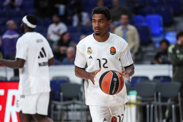 October 21, 2025, Madrid, Madrid, SPAIN: Theo Maledon of Real Madrid warms up during the EuroLeague Regular Season Round 8 match between Real Madrid and Fenerbahce Beko Istanbul at Movistar Arena on October 30, 2025 in Madrid, Spain. Madrid SPAIN - ZUMAa181 20251021_zaa_a181_427 Copyright: xIrinaxR.xHipolitox