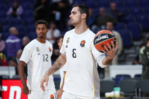 October 21, 2025, Madrid, Madrid, SPAIN: Theo Maledon of Real Madrid warms up during the EuroLeague Regular Season Round 8 match between Real Madrid and Fenerbahce Beko Istanbul at Movistar Arena on October 30, 2025 in Madrid, Spain. Madrid SPAIN - ZUMAa181 20251021_zaa_a181_435 Copyright: xIrinaxR.xHipolitox