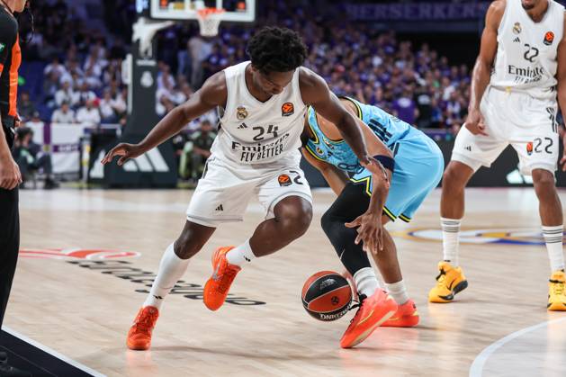 October 21, 2025, Madrid, Madrid, SPAIN: Andres Feliz of Real Madrid and Talen Horton Tucker of Fenerbahce in action during the Turkish Airlines EuroLeague Regular Season Round 8 match between Real Madrid and Fenerbahce Beko Istanbul at Movistar Arena on October 30, 2025 in Madrid, Spain. Madrid SPAIN - ZUMAa181 20251021_zaa_a181_448 Copyright: xIrinaxR.xHipolitox