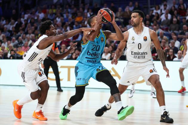 October 21, 2025, Madrid, Madrid, SPAIN: Andres Feliz of Real Madrid, Devon Hall of Fenerbahce, Trey Lyles of Real Madrid in action during the Turkish Airlines EuroLeague Regular Season Round 8 match between Real Madrid and Fenerbahce Beko Istanbul at Movistar Arena on October 30, 2025 in Madrid, Spain. Madrid SPAIN - ZUMAa181 20251021_zaa_a181_492 Copyright: xIrinaxR.xHipolitox