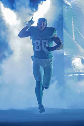 October 30, 2025, Miami Gardens, Florida, United States: Miami Dolphins tight end Tanner Conner (80) runs out to the field prior to an NFL, American Football Herren, USA game against the Baltimore Ravens on Thursday, October 30, 2025 at the Hard Rock Stadium. The Ravens beat the Dolphins 28-6. Miami Gardens United States - ZUMAh180 20251030_zsp_h180_055 Copyright: xKimxHukarix