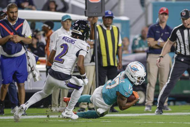 October 30, 2025, Miami Gardens, Florida, United States: Miami Dolphins wide receiver Jaylen Waddle (17) makes a reception in the second quarter during an NFL, American Football Herren, USA game against the Baltimore Ravens on Thursday, October 30, 2025 at the Hard Rock Stadium. The Ravens beat the Dolphins 28-6. Miami Gardens United States - ZUMAh180 20251030_zsp_h180_061 Copyright: xKimxHukarix