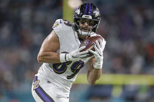 October 30, 2025, Miami Gardens, Florida, United States: Baltimore Ravens tight end Mark Andrews (89) makes a reception and runs the ball in for a touchdown in the second quarter during an NFL, American Football Herren, USA game against the Miami Dolphins on Thursday, October 30, 2025 at the Hard Rock Stadium. The Ravens beat the Dolphins 28-6. Miami Gardens United States - ZUMAh180 20251030_zsp_h180_063 Copyright: xKimxHukarix