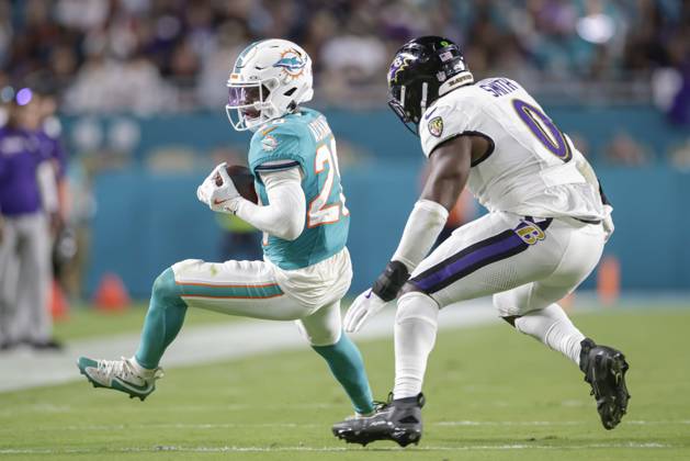 October 30, 2025, Miami Gardens, Florida, United States: Miami Dolphins running back De Von Achane (28) catches a screen pass and turns to run with the ball in the third quarter during an NFL, American Football Herren, USA game on Thursday, October 30, 2025 at the Hard Rock Stadium. The Ravens beat the Dolphins 28-6. Miami Gardens United States - ZUMAh180 20251030_zsp_h180_064 Copyright: xKimxHukarix