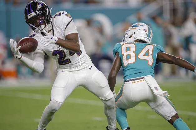 October 30, 2025, Miami Gardens, Florida, United States: Baltimore Ravens safety Malaki Starks (24) intercepts a pass intended for Miami Dolphins wide receiver Tahj Washington (84) in the fourth quarter during an NFL, American Football Herren, USA game on Thursday, October 30, 2025 at the Hard Rock Stadium. The Ravens beat the Dolphins 28-6. Miami Gardens United States - ZUMAh180 20251030_zsp_h180_070 Copyright: xKimxHukarix