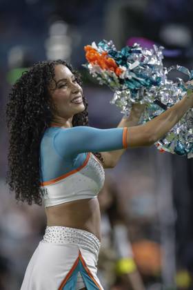 October 30, 2025, Miami Gardens, Florida, United States: A Miami Dolphins cheerleaders entertains the fans during an NFL, American Football Herren, USA game against the Baltimore Ravens on Thursday, October 30, 2025 at the Hard Rock Stadium. The Ravens beat the Dolphins 28-6. Miami Gardens United States - ZUMAh180 20251030_zsp_h180_073 Copyright: xKimxHukarix