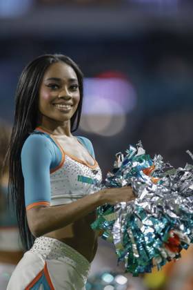 October 30, 2025, Miami Gardens, Florida, United States: A Miami Dolphins cheerleaders entertains the fans during an NFL, American Football Herren, USA game against the Baltimore Ravens on Thursday, October 30, 2025 at the Hard Rock Stadium. The Ravens beat the Dolphins 28-6. Miami Gardens United States - ZUMAh180 20251030_zsp_h180_076 Copyright: xKimxHukarix