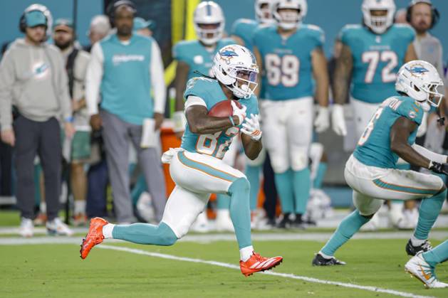 October 30, 2025, Miami Gardens, Florida, United States: Miami Dolphins wide receiver Dee Eskridge (82) returns a kickoff in the fourth quarter during an NFL, American Football Herren, USA game against the Baltimore Ravens on Thursday, October 30, 2025 at the Hard Rock Stadium. The Ravens beat the Dolphins 28-6. Miami Gardens United States - ZUMAh180 20251030_zsp_h180_078 Copyright: xKimxHukarix