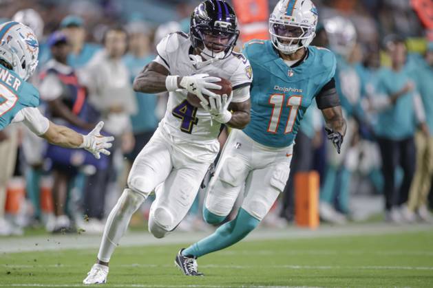 October 30, 2025, Miami Gardens, Florida, United States: Baltimore Ravens wide receiver Zay Flowers (4) makes a reception and runs with the ball in the fourth quarter during an NFL, American Football Herren, USA game against the Miami Dolphins on Thursday, October 30, 2025 at the Hard Rock Stadium. The Ravens beat the Dolphins 28-6. Miami Gardens United States - ZUMAh180 20251030_zsp_h180_079 Copyright: xKimxHukarix