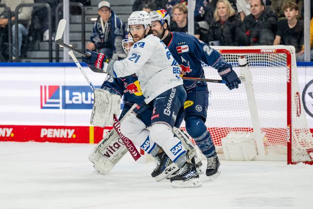 Ryan Murphy EHC Red Bull Muenchen, 24 defends against Kris Bennett Adler Mannheim, 21 in front of Mathias Niederbergers goal Goalkeeper, EHC Red Bull Muenchen, 35 GER, EHC Red Bull Muenchen vs Adler Mannheim, Ice Hockey, DEL, Matchday 16, Season 2025 2026, 31 10 2025 GER, EHC Red Bull Muenchen vs Adler Mannheim, Ice Hockey, DEL, Matchday 16, Season 2025 2026, 31 10 2025 Muenchen Copyright: xEibner-Pressefoto HeikexFeinerx EP_HFR