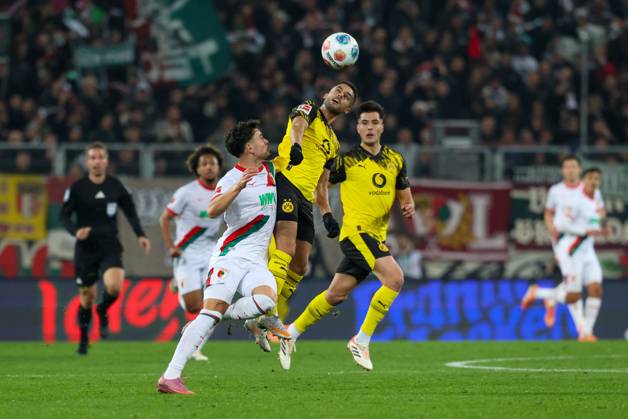 in duel, action, with Fabian Rieder 32 FC Augsburg , Yan Couto 2 Borussia Dortmund , FC Augsburg vs Borussia Dortmund, Football, 1 Bundesliga, 9 Matchday, 31 10 2025 DFB regulations prohibit any use of photographs as image sequences and or quasi video Augsburg Bayern Germany Copyright: xkolbert-press ChristianxKolbertx