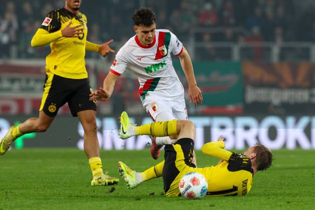 in duel, action, with Fabian Rieder 32 FC Augsburg , Maximilian Beier 14 Borussia Dortmund , FC Augsburg vs Borussia Dortmund, Football, 1 Bundesliga, 9 Matchday, 31 10 2025 DFB regulations prohibit any use of photographs as image sequences and or quasi video Augsburg Bayern Germany Copyright: xkolbert-press ChristianxKolbertx