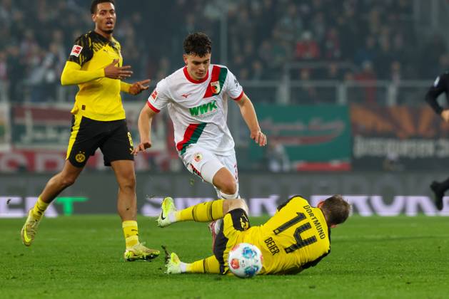 in duel, action, with Fabian Rieder 32 FC Augsburg , Maximilian Beier 14 Borussia Dortmund , FC Augsburg vs Borussia Dortmund, Football, 1 Bundesliga, 9 Matchday, 31 10 2025 DFB regulations prohibit any use of photographs as image sequences and or quasi video Augsburg Bayern Germany Copyright: xkolbert-press ChristianxKolbertx