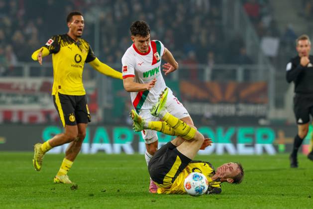 in duel, action, with Fabian Rieder 32 FC Augsburg , Maximilian Beier 14 Borussia Dortmund , FC Augsburg vs Borussia Dortmund, Football, 1 Bundesliga, 9 Matchday, 31 10 2025 DFB regulations prohibit any use of photographs as image sequences and or quasi video Augsburg Bayern Germany Copyright: xkolbert-press ChristianxKolbertx