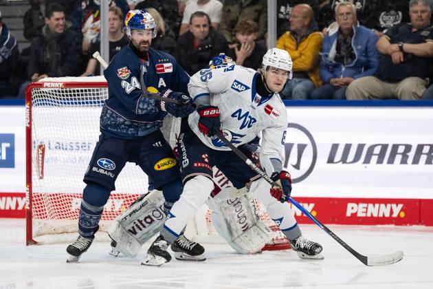 Ryan Murphy EHC Red Bull Muenchen, 24 defends against Maximilian Heim Adler Mannheim, 86 GER, EHC Red Bull Muenchen vs Adler Mannheim, Ice Hockey, DEL, Matchday 16, Season 2025 2026, 31 10 2025 GER, EHC Red Bull Muenchen vs Adler Mannheim, Ice Hockey, DEL, Matchday 16, Season 2025 2026, 31 10 2025 Muenchen Copyright: xEibner-Pressefoto HeikexFeinerx EP_HFR