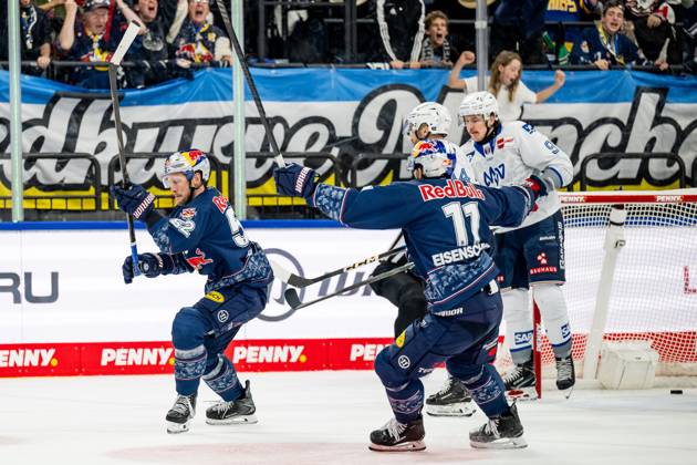 Markus Eisenschmid EHC Red Bull Muenchen, 11 celebrates with Patrick Hager EHC Red Bull Muenchen, 52 his goal for 1 0 GER, EHC Red Bull Muenchen vs Adler Mannheim, Ice Hockey, DEL, Matchday 16, Season 2025 2026, 31 10 2025 GER, EHC Red Bull Muenchen vs Adler Mannheim, Ice Hockey, DEL, Matchday 16, Season 2025 2026, 31 10 2025 Muenchen Copyright: xEibner-Pressefoto HeikexFeinerx EP_HFR