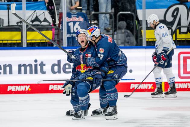 Markus Eisenschmid EHC Red Bull Muenchen, 11 celebrates with Patrick Hager EHC Red Bull Muenchen, 52 his goal for 1 0 GER, EHC Red Bull Muenchen vs Adler Mannheim, Ice Hockey, DEL, Matchday 16, Season 2025 2026, 31 10 2025 GER, EHC Red Bull Muenchen vs Adler Mannheim, Ice Hockey, DEL, Matchday 16, Season 2025 2026, 31 10 2025 Muenchen Copyright: xEibner-Pressefoto HeikexFeinerx EP_HFR