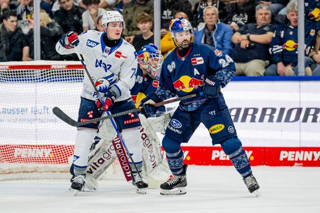 Ryan Murphy EHC Red Bull Muenchen, 24 defends against Justin Schuetz Adler Mannheim, 74 in front of Mathias Niederbergers goal Goalkeeper, EHC Red Bull Muenchen, 35 GER, EHC Red Bull Muenchen vs Adler Mannheim, Ice Hockey, DEL, Matchday 16, Season 2025 2026, 31 10 2025 GER, EHC Red Bull Muenchen vs Adler Mannheim, Ice Hockey, DEL, Matchday 16, Season 2025 2026, 31 10 2025 Muenchen Copyright: xEibner-Pressefoto HeikexFeinerx EP_HFR
