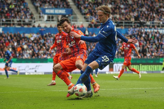 Adrian Gantenbein FC Schalke 04, 17 in duel with David Herold Karlsruher SC, 20 , Karlsruher SC vs FC Schalke 04, 2 Bundesliga, Matchday 11, 2025 2026, 01 11 2025, DFL REGULATES PROHIBIT ANY USE OF PHOTOGRAPHS AS IMAGE SEQUENCES AND OR QUASI VIDEO, Karlsruher SC vs FC Schalke 04, 2 Bundesliga, Matchday 11, 2025 2026, 01 11 2025 Karlsruhe Copyright: xEibner-Pressefoto JanxPrihodax EP_JPA