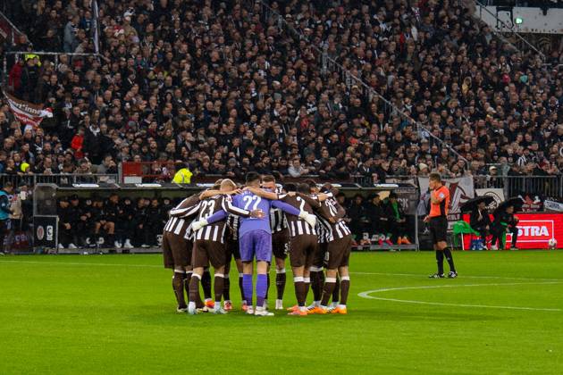 St Pauli team at the circle before kick-off, GER, FC St Pauli vs Borussia Moenchengladbach, Football, Bundesliga, Matchday 9, Season 2025 2026, 01 11 2025 DFL REGULATES PROHIBIT ANY USE OF PHOTOGRAPHS AS IMAGE SEQUENCES AND OR QUASI VIDEO GER, FC St Pauli vs Borussia Moenchengladbach, Football, Bundesliga, Matchday 9, Season 2025 2026, 01 11 2025 Hamburg Copyright: xEibner-Pressefoto MaxxVincenx EP_MVN