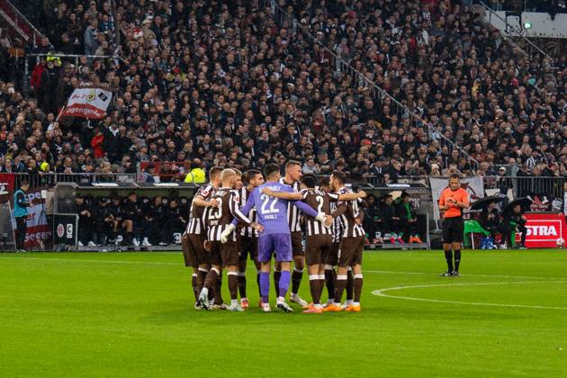 St Pauli team at the circle before kick-off, GER, FC St Pauli vs Borussia Moenchengladbach, Football, Bundesliga, Matchday 9, Season 2025 2026, 01 11 2025 DFL REGULATES PROHIBIT ANY USE OF PHOTOGRAPHS AS IMAGE SEQUENCES AND OR QUASI VIDEO GER, FC St Pauli vs Borussia Moenchengladbach, Football, Bundesliga, Matchday 9, Season 2025 2026, 01 11 2025 Hamburg Copyright: xEibner-Pressefoto MaxxVincenx EP_MVN