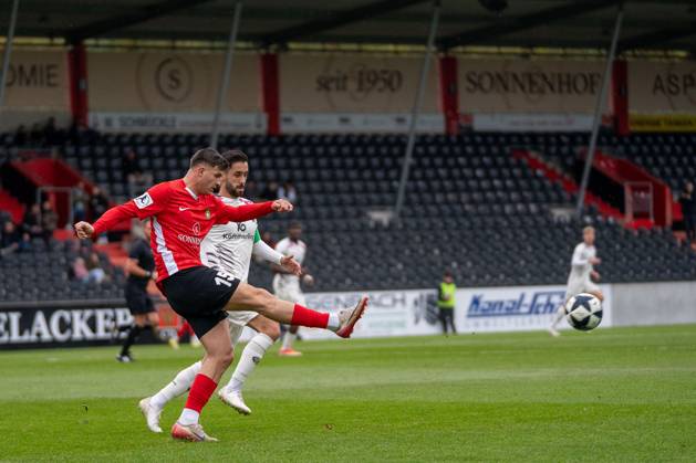 Antonis Aidonis SG Sonnenhof Großaspach, 15 in duel with Yunus Malli 1 FSV Mainz 05 II, 13 , SG Sonnenhof Großaspach vs 1 FSV Mainz 05 II, Football, Regionalliga Südwest, Matchday 15, Season 2025 2026, 01 11 2025 SG Sonnenhof Großaspach vs 1 FSV Mainz 05 II, Football, Regionalliga Südwest, Matchday 15, Season 2025 2026, 01 11 2025 Aspach Copyright: xEibner-Pressefoto PhilipxZieglerx EP_PZR