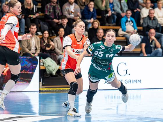 Lara Daeuble Frisch Auf Women, 95 in duel with Alexia Hauf HSG Blomberg Lippe, 31 , Frisch Auf Goeppingen vs HSG Blomberg Lippe, Handball, 1 Bundesliga, Season 2025 2026, 01 11 2025 Frisch Auf Goeppingen vs HSG Blomberg Lippe, Handball, 1 Bundesliga, Season 2025 2026, 01 11 2025 Goeppingen Copyright: xMichaelxSchmidt Eibner-Pressefotx EP_MST
