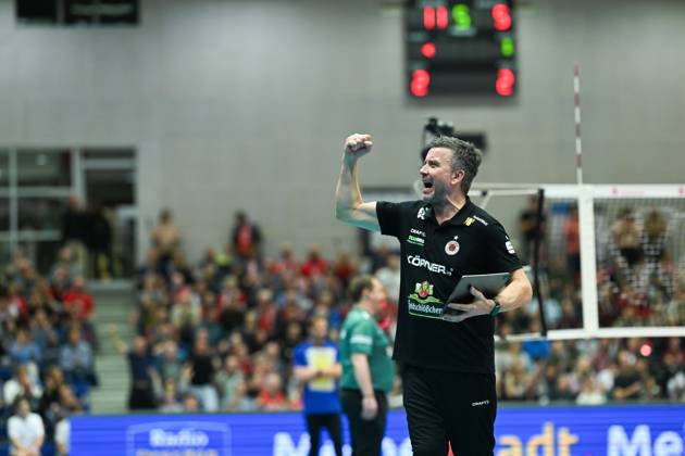 Alexander Waibl Head Coach Dresdner SC cheers after the home win Dresdner SC vs SSC Palmberg Schwerin, 1 Volleyball Bundesliga Women, Season 2025 2026, 01 11 2025 Dresdner SC vs SSC Palmberg Schwerin, 1 Volleyball Bundesliga Women, Season 2025 2026, 01 11 2025 Dresden Copyright: xEibner-Pressefoto xHoepnerx EP_PHR