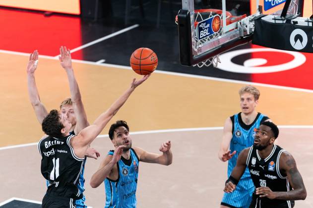 Richard Balint BMA365 Bamberg Baskets, 11 on a lay-up against Jared Grey Veolia Towers Hamburg, 08 and Benedikt Turudic Veolia Towers Hamburg, 44 , GER, Veolia Towers Hamburg vs BMA365 Bamberg Baskets, Basketball, Bundesliga, Matchday 6, Season 2025 2026, 01 11 2025 GER, Veolia Towers Hamburg vs BMA365 Bamberg Baskets, Basketball, Bundesliga, Matchday 6, Season 2025 2026, 01 11 2025 Hamburg Copyright: xEibner-Pressefoto MaxxVincenx EP_MVN