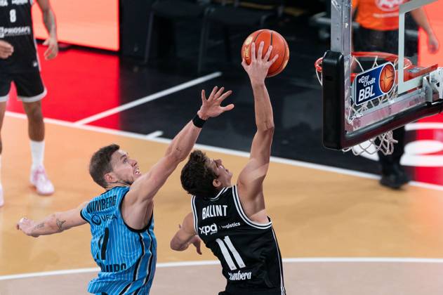 Richard Balint BMA365 Bamberg Baskets, 11 on a lay-up against Niklas Wimberg Veolia Towers Hamburg, 17 , GER, Veolia Towers Hamburg vs BMA365 Bamberg Baskets, Basketball, Bundesliga, Matchday 6, Season 2025 2026, 01 11 2025 GER, Veolia Towers Hamburg vs BMA365 Bamberg Baskets, Basketball, Bundesliga, Matchday 6, Season 2025 2026, 01 11 2025 Hamburg Copyright: xEibner-Pressefoto MaxxVincenx EP_MVN