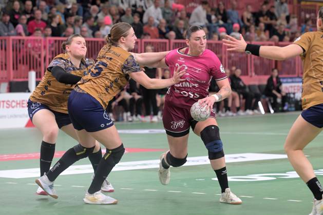 Gabriela Clausson Bitolo TusSies Metzingen, 22 vs Jolina Huhnstock Buxtehuder SV, 45 TusSies Metzingen vs Buxtehuder SV, Handball, Alsco HBF, 7 League Matchday, Season 2025 2026, 01 11 2025 TusSies Metzingen vs Buxtehuder SV, Handball, Alsco HBF, 7 League Matchday, Season 2025 2026, 01 11 2025 Tuebingen Copyright: xEibner-Pressefoto TobiasxBaurx EP_TBR