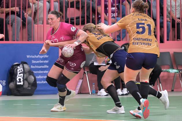 Gabriela Clausson Bitolo TusSies Metzingen, 22 vs Johanna Andresen Buxtehuder SV, 18 TusSies Metzingen vs Buxtehuder SV, Handball, Alsco HBF, 7 League Matchday, Season 2025 2026, 01 11 2025 TusSies Metzingen vs Buxtehuder SV, Handball, Alsco HBF, 7 League Matchday, Season 2025 2026, 01 11 2025 Tuebingen Copyright: xEibner-Pressefoto TobiasxBaurx EP_TBR
