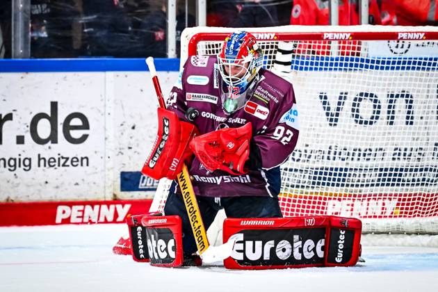 Andreas Andy Jenike Iserlohn Roosters, 92 holds the puck, GER, Iserlohn Roosters vs Grizzlys Wolfsburg, Ice Hockey, Penny DEL, Matchday 17, Season 2025 2026, 01 11 2025, GER, Iserlohn Roosters vs Grizzlys Wolfsburg, Ice Hockey, Penny DEL, Matchday 17, Season 2025 2026, 01 11 2025 Iserlohn Copyright: xJonasxBrockmann Eibner-Pressefotx EP_JBN