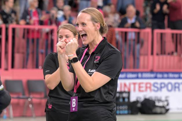 Miriam Hirsch TusSies Metzingen, Coach Cheers after the game and the home win TusSies Metzingen vs Buxtehuder SV, Handball, Alsco HBF, 7 League Matchday, Season 2025 2026, 01 11 2025 TusSies Metzingen vs Buxtehuder SV, Handball, Alsco HBF, 7 League Matchday, Season 2025 2026, 01 11 2025 Tuebingen Copyright: xEibner-Pressefoto TobiasxBaurx EP_TBR