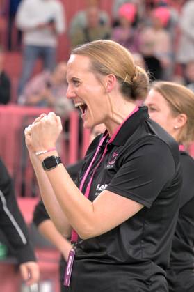 Miriam Hirsch TusSies Metzingen, Coach TusSies Metzingen vs Buxtehuder SV, Handball, Alsco HBF, 7 League Matchday, Season 2025 2026, 01 11 2025 TusSies Metzingen vs Buxtehuder SV, Handball, Alsco HBF, 7 League Matchday, Season 2025 2026, 01 11 2025 Tuebingen Copyright: xEibner-Pressefoto TobiasxBaurx EP_TBR