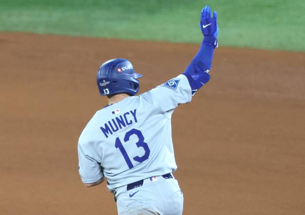 Los Angeles Dodgers Max Muncy (13) runs the bases after hitting a solo home run in the eighth inning against the Toronto Blue Jays during Game Seven of the MLB, Baseball Herren, USA World Series at Rogers Centre in Toronto, Canada, on Saturday, November 1, 2025. TOR20251101858 AARONxJOSEFCZYK