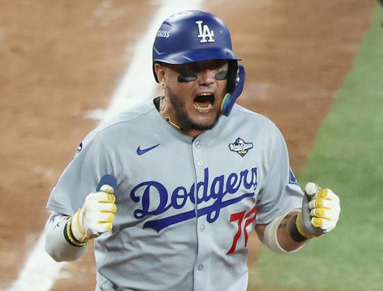 Los Angeles Dodgers Miguel Rojas (72) celebrates as he scores after hitting a solo home run in the ninth inning against the Toronto Blue Jays during Game Seven of the MLB, Baseball Herren, USA World Series at Rogers Centre in Toronto, Canada, on Saturday, November 1, 2025. TOR20251101866 AARONxJOSEFCZYK